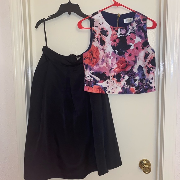 Two piece set - Picture 2 of 9